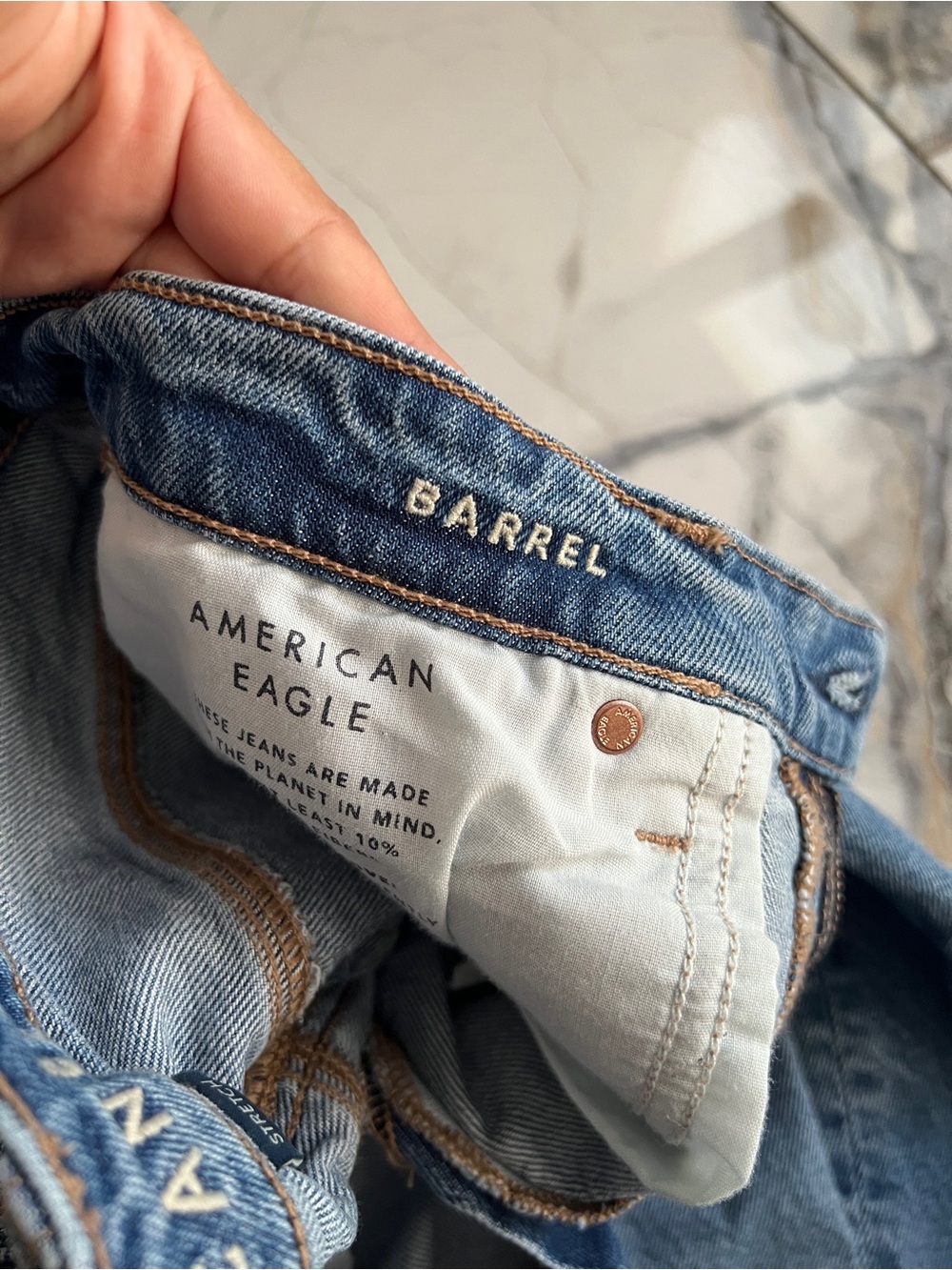 American Eagle Outfitters Barrel Jeans in Medium Blue Denim size 4 - Picture 5 of 9